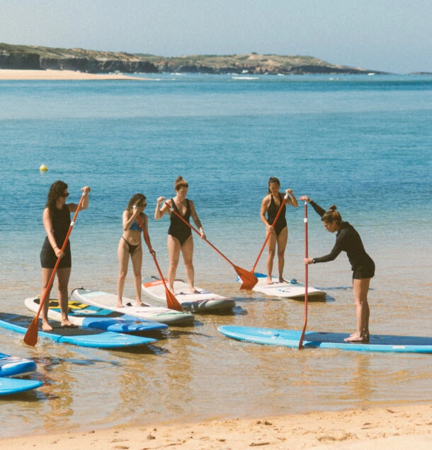 Explicação (Briefing) da técnica de remada e segurança na prancha de SUP antes da aula de SUP Yoga em grupo - Praia da Franquia, Milfontes