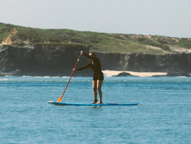 Explicação (Briefing) da técnica de remada e segurança na prancha de SUP antes da aula de SUP Yoga em grupo - Praia da Franquia, Milfontes