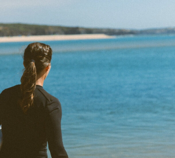 Explicação (Briefing) da técnica de remada e segurança na prancha de SUP antes da aula de SUP Yoga em grupo - Praia da Franquia, Milfontes